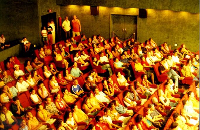 Alunos de cursos pré-vestibulares comunitários lotam o Cine-Odeon, no Rio, num domingo pela manhã; Foto: Eduardo Nunes