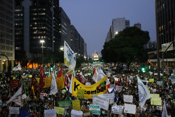 Manifestação na Presidente Vargas dia 20/6. Foto: Arthur William.