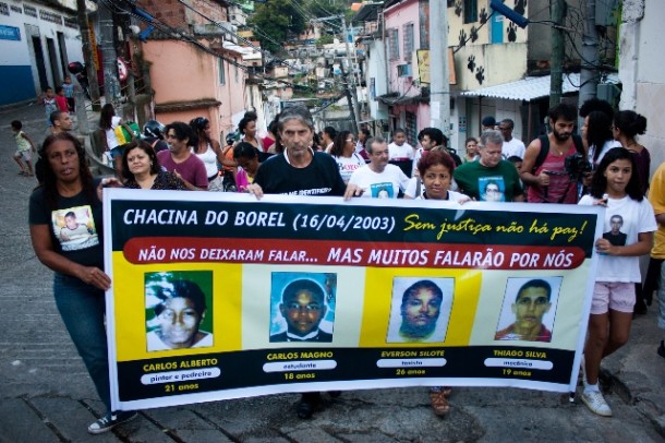 Caminhada no Morro do Borel lembrou a chacina de quatro jovens, assassinados por policiais militares em 2003 - Foto: Henrique Zizo