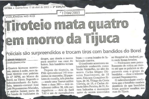 A reportagem publicada pelo Extra dizia que os jovens “faziam parte de um bando de traficantes de drogas, que descia o morro para assaltar as ruas do bairro”. A dor das mães que perdiam seus filhos não mereceu sequer uma linha no jornal e apenas a voz de quem matou foi ouvida. "Aos poucos, com muita luta dos familiares e do movimento social, a real cena do crime foi revelada", lembra a jornalista Claudia Santiago