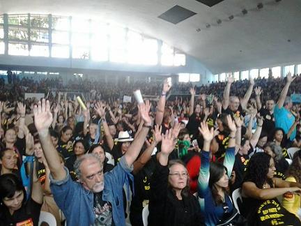 No Rio, mais de duas mil pessoas participam da assembléia da rede municipal de Educação na terça, dia 18, e decidem continuar em greve