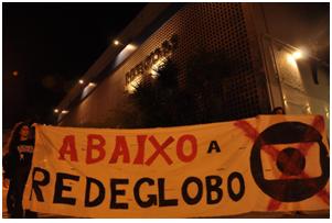 Militantes do Levante Popular da Juventude escracham sede da Globo, no Rio