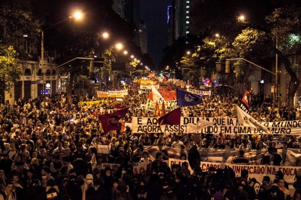 No dia 07/10, milhares de pessoas lotaram a Av. Rio Branco, no Centro do Rio de Janeiro, numa passeata em apoio ao movimento dos educadores | Foto: Pablo Vergara