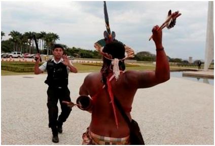 Índios defendem direitos e são reprimidos em Brasília