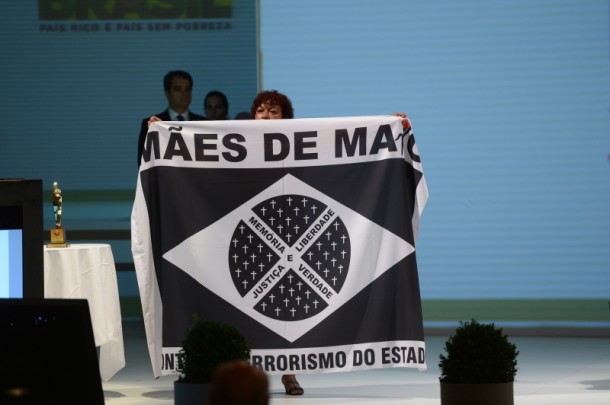 Débora segura bandeira do movimento Mães de Maio, após discursar (abio Rodrigues Pozzebom / Agência Brasil)