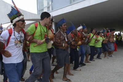 Manifestantes protestam contra ameaça à demarcação de terras indígenas