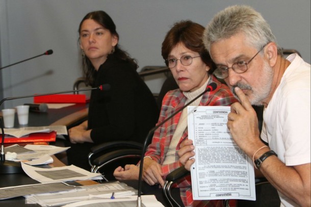 Victoria Basualdo, Rosa Cardoso e Sebastião Neto com o documento apresentado nesta segunda-feira 8 em São Paulo