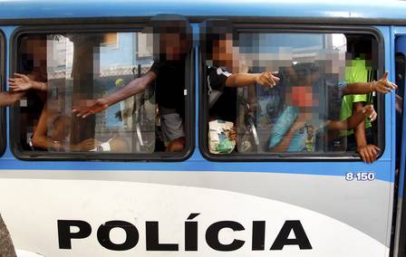 Jovens negros e pobres são retirados de ônibus em direção à zona sul carioca
