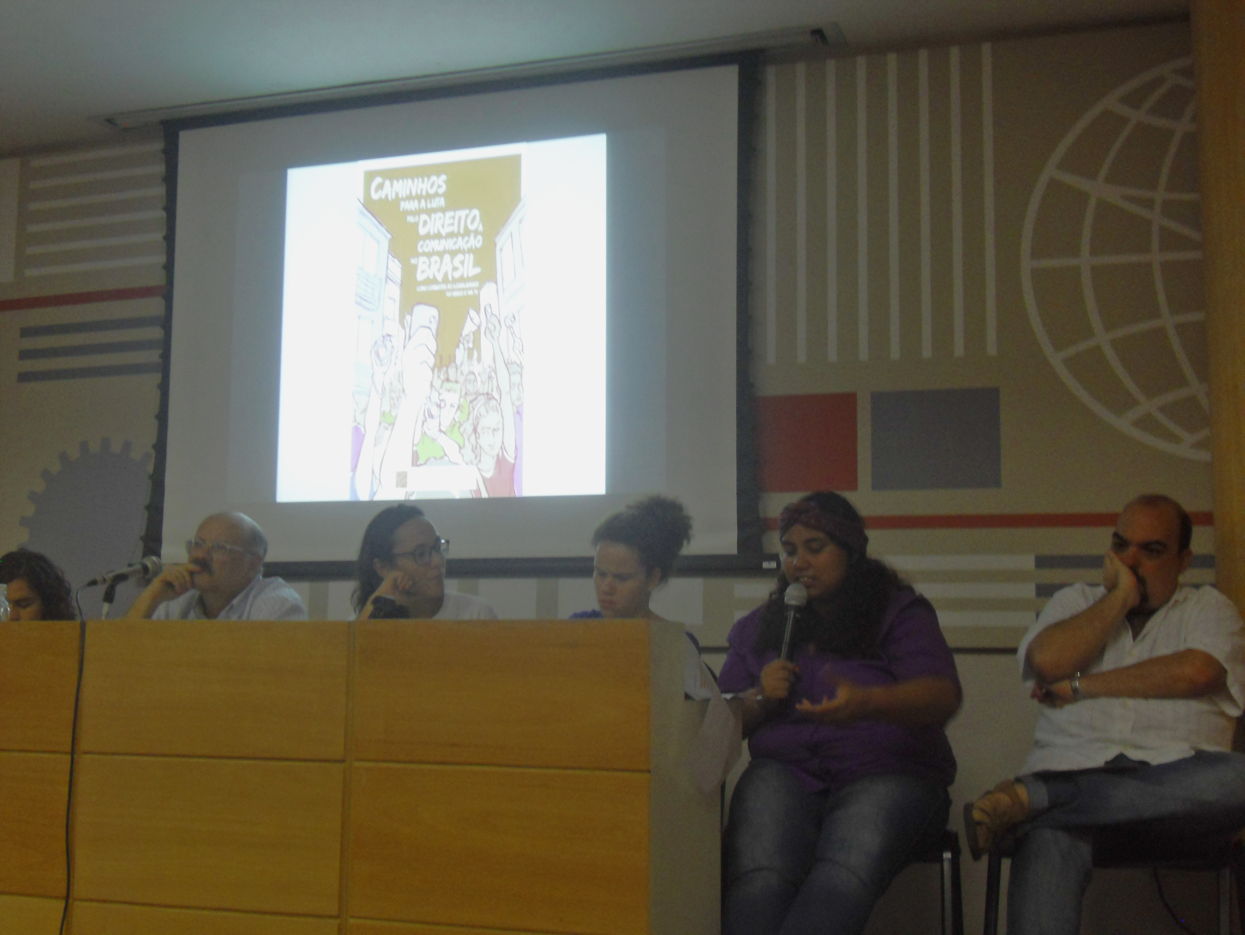 Marcelle Decothé, do FJRJ, fala dos impactos da militarização da cidade para a juventude. Na foto, da esquerda para a direita, membros do MTST, Clube de Engenharia, Intervozes, Comitê Popular da Copa e das Olimpíadas e Fórum de Juventudes do Rio de Janeiro.  Foto: Carolina Vaz