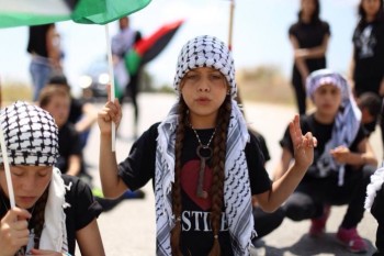 Menina palestina de 10 anos usa Iphone da mãe para divulgar o que ocorre em sua região