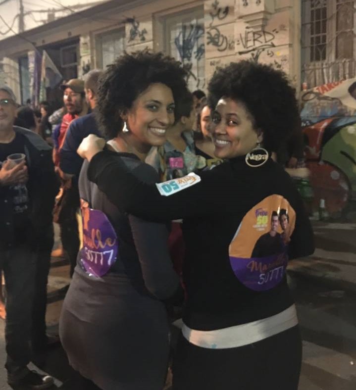 A cantora Marina Iris abraça a recém eleita vereadora pelo Rio de Janeiro (PSOL), Marielle Franco