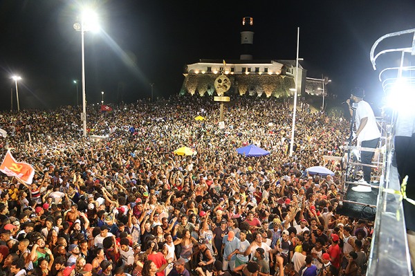 Campanha Diretas Já reúne 100 mil pessoas em Salvador