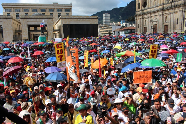 Após 26 dias de greve, professores colombianos ocupam ruas de Bogotá