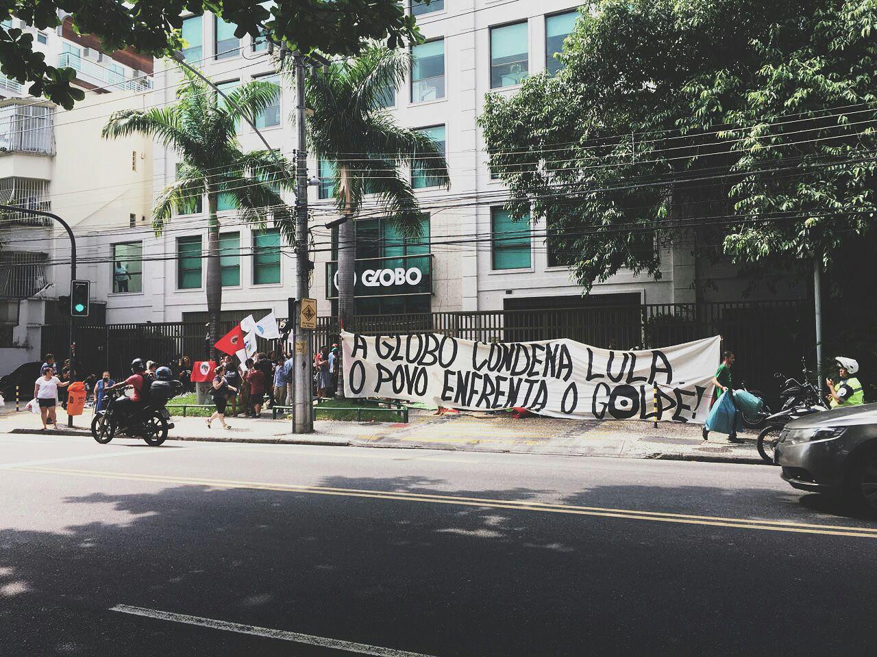 Manifestantes ocupam prédio da Rede Globo no Rio de Janeiro em defesa de Lula