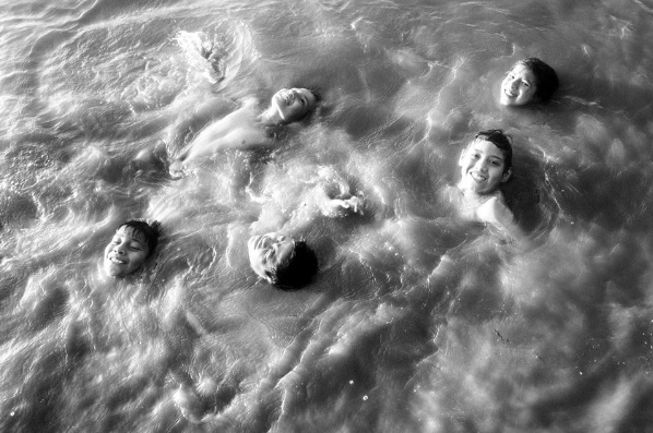 Crianças Kaingang da aldeia Goj Vêso de Iraí tomam banho no final de uma tarde no rio Uruguai