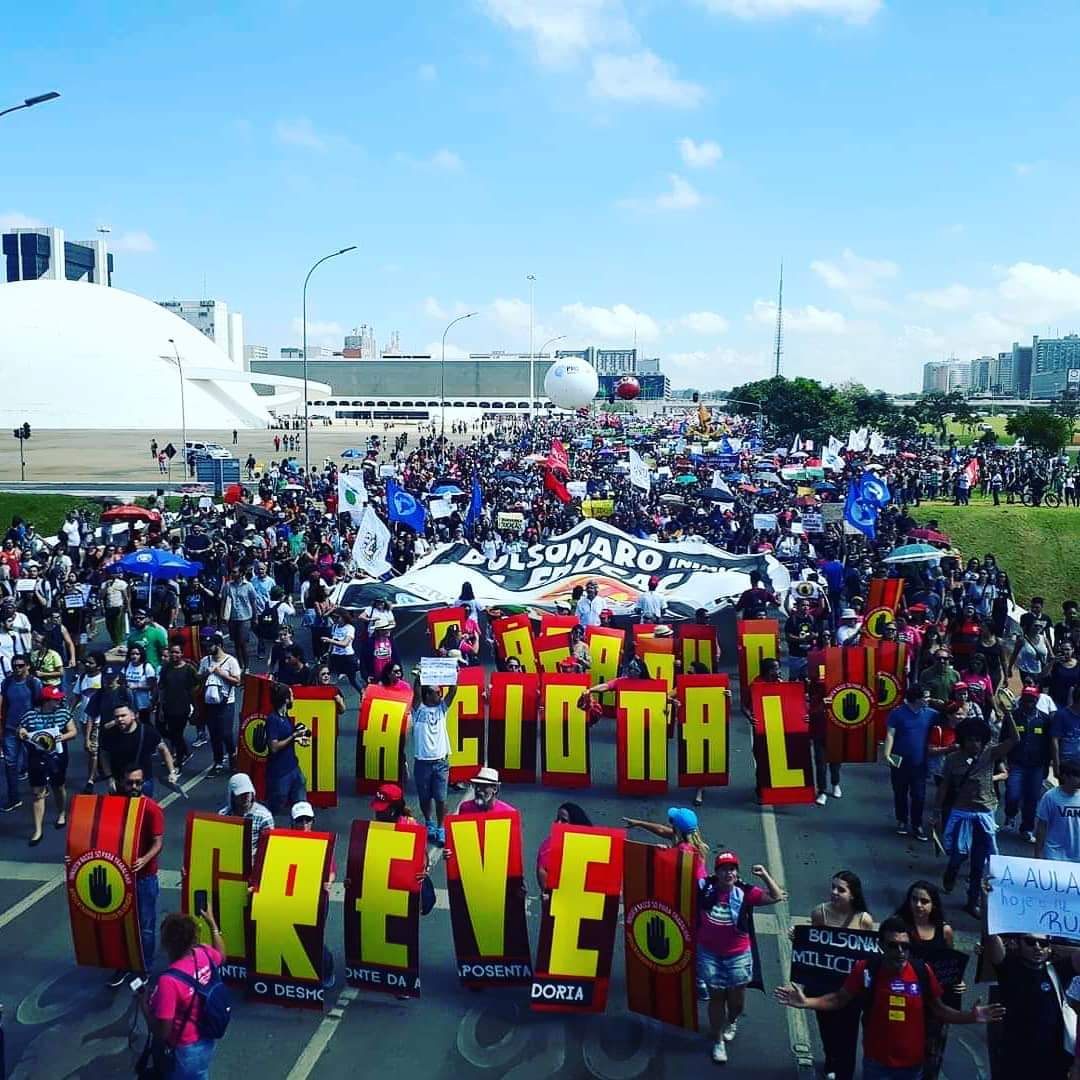 O Brasil resolve parar e faz manifestação em defesa da educação