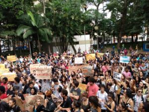 O Brasil resolve parar e faz manifestação em defesa da educação