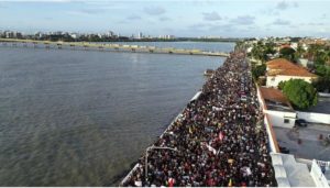 O Brasil resolve parar e faz manifestação em defesa da educação