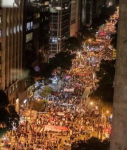 No Rio de Janeiro, manifestantes ocupam a Avenida Rio Branco