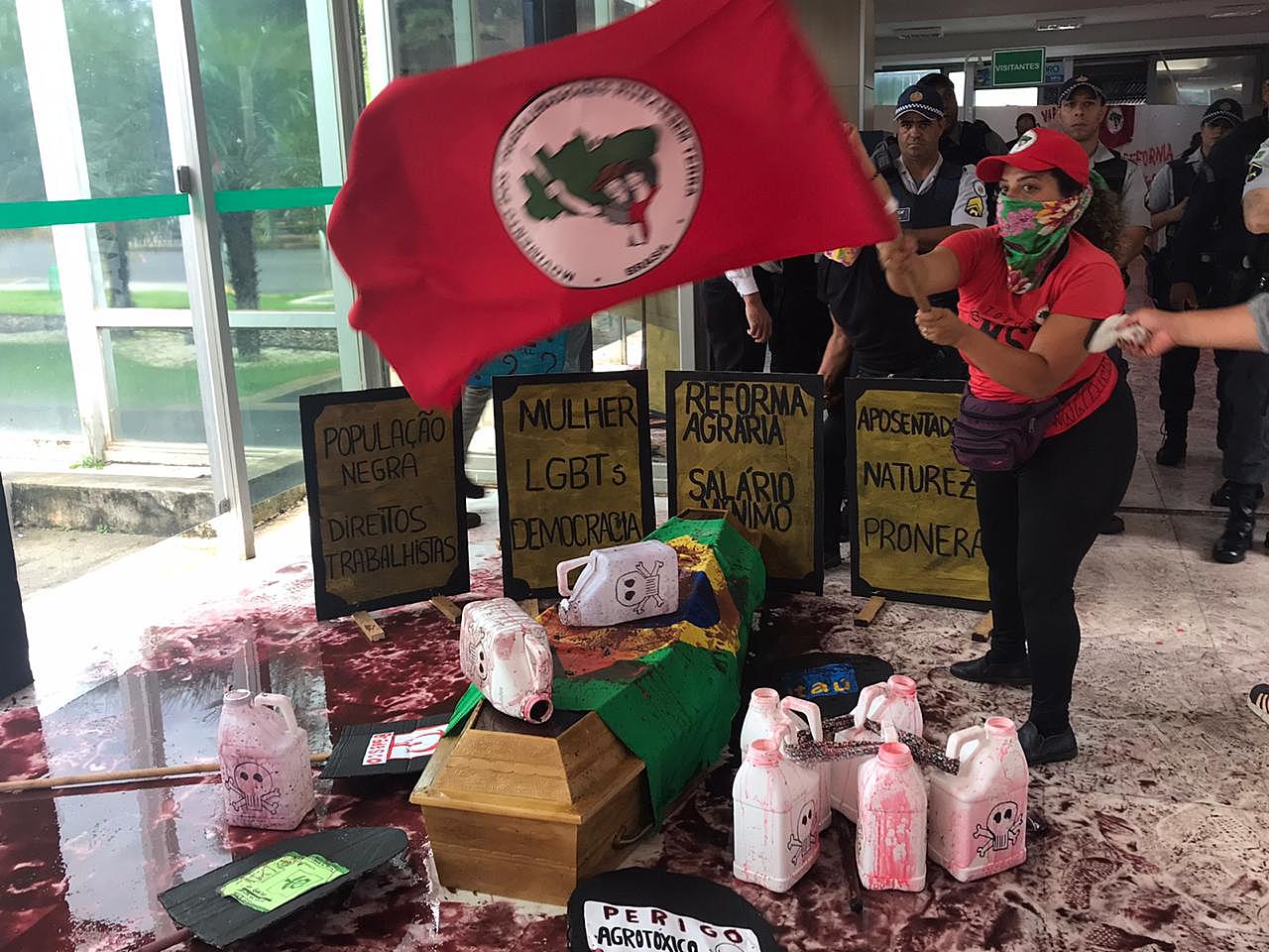 Mulheres do MST ocupam Ministério da Agricultura em Brasília