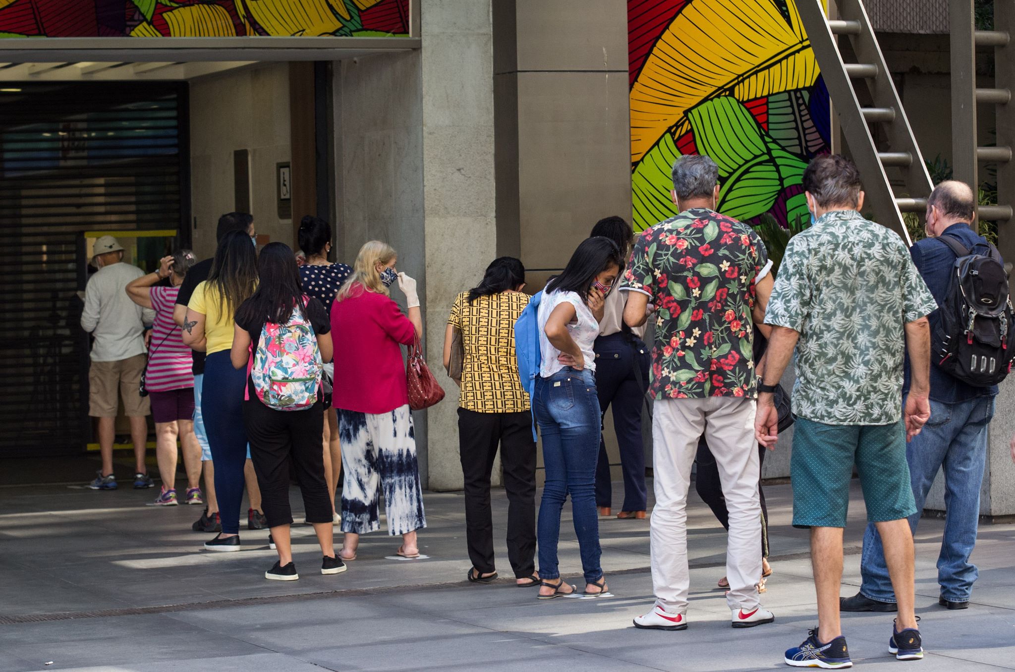 Corrida às compras e falta de estrutura deixa funcionários de shoppings em risco na pandemia