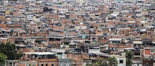 Com um ano de pandemia, o vírus da fome ataca as favelas: sem vacina e com pratos vazios o genocídio se desmascara
