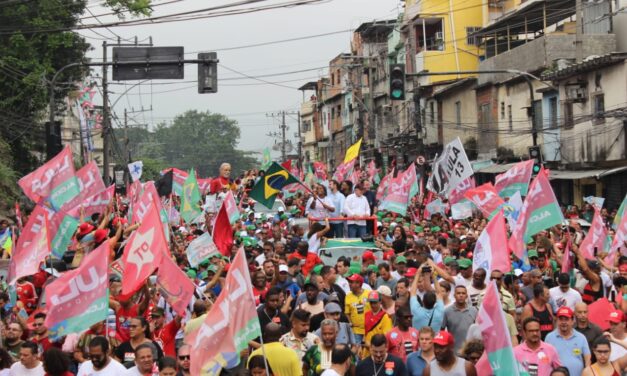 Moradores do Complexo do Alemão recebem Lula no Dia das Crianças