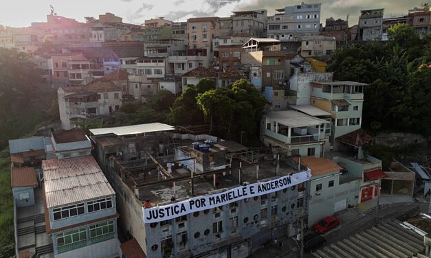 Moradores de ocupação pedem justiça por Marielle e Anderson no Rio de Janeiro