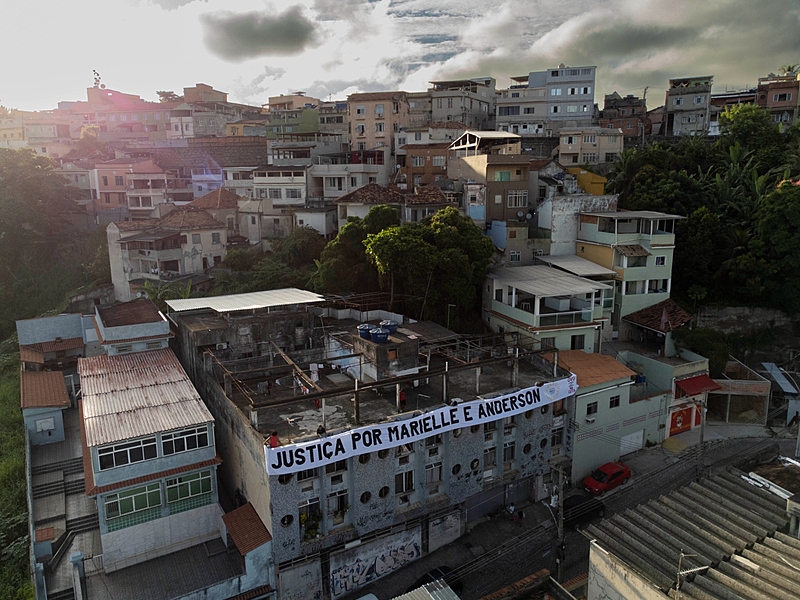 Moradores de ocupação pedem justiça por Marielle e Anderson no Rio de Janeiro