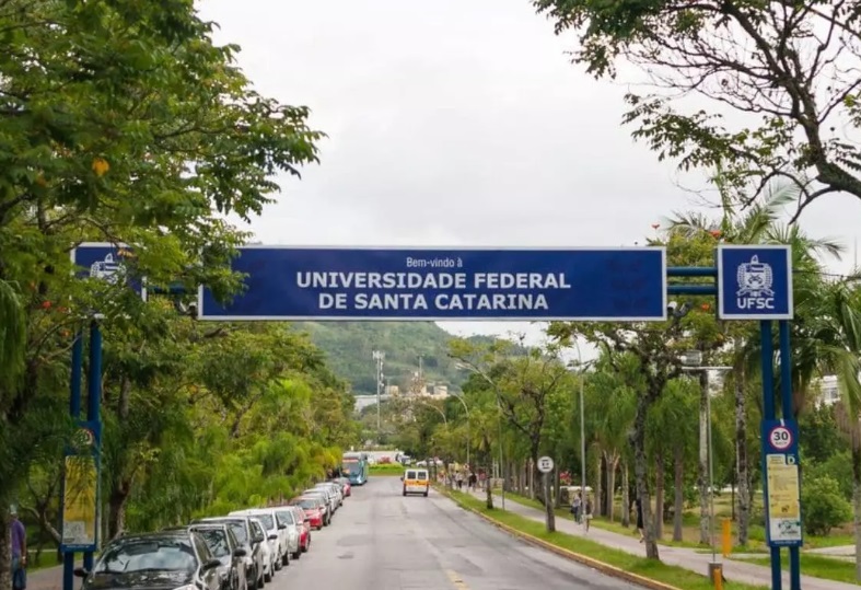 Servidores técnico-administrativos da UFSC em estado de greve