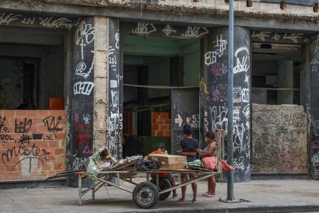 Cerca de 2,4 mil famílias ocupam imóveis abandonados no centro do Rio