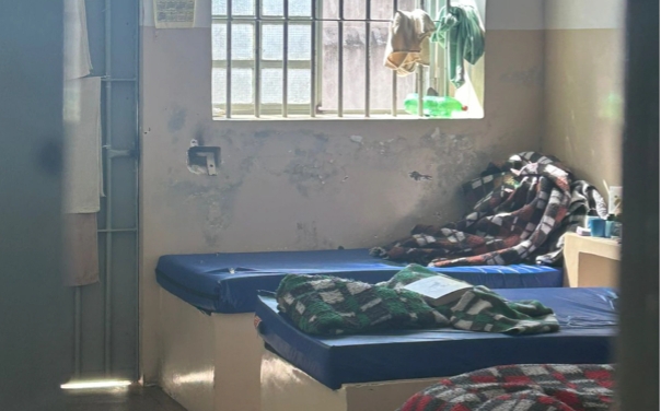 Hospitais de custódia mantêm pessoas com deficiência psicossocial em condições degradantes, mesmo com resolução que determina o seu fechamento