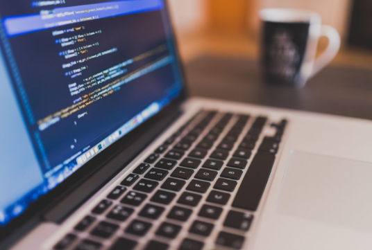 Como os algoritmos das Big Techs moldam o debate público?