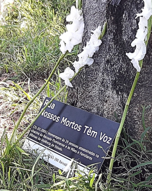 21 ANOS SEM JUSTIÇA: BAIXADA FLUMINENSE ROMPE O SILÊNCIO NA PRAÇA DOS DIREITOS HUMANOS