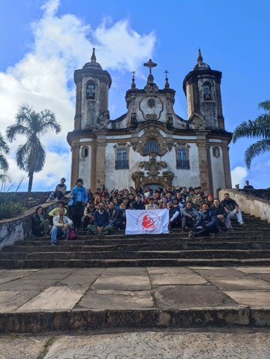 Estudantes do Cursinho Vito Giannotti fazem aula de campo em Ouro Preto (MG)